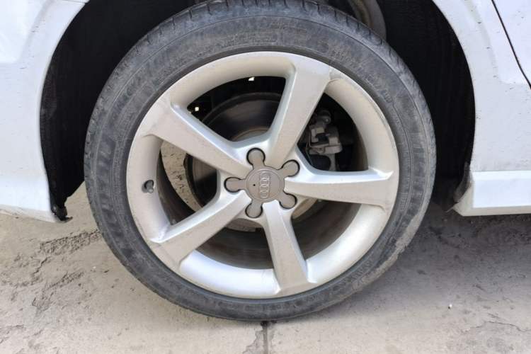 Used Audi A3 2014 Limousine 40 TFSI S line Luxury Model Right Rear Wheel Hub