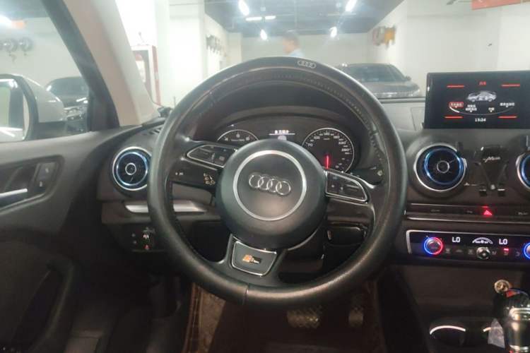 Used Audi A3 2014 Limousine 35 TFSI Automatic Comfort Model Steering Wheel
