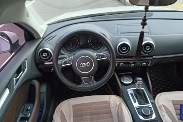 Used Audi A3 2014 Limousine 40 TFSI S line Comfort Model Steering Wheel
