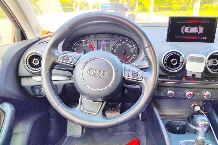 Used Audi A3 2014 Limousine 35 TFSI Automatic Fashion Model Steering Wheel