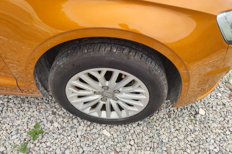 Used Audi A3 2014 Limousine 35 TFSI Automatic Fashion Model Right Front Wheel Hub