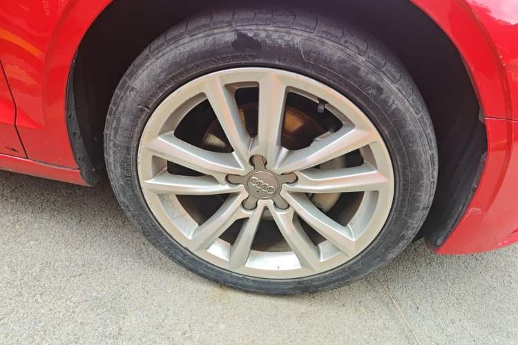 Used Audi A3 2015 Limousine 35 TFSI Millionth Anniversary Comfort Model Right Front Wheel Hub