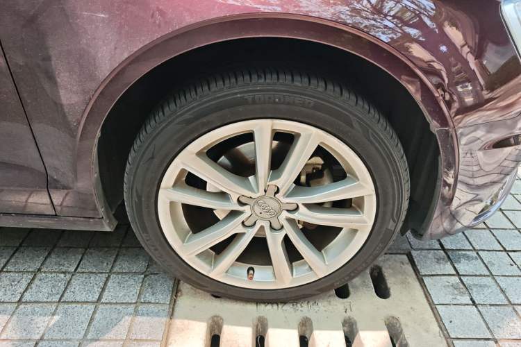 Used Audi A3 2015 Limousine 35 TFSI Millionth Anniversary Comfort Model Right Front Wheel Hub