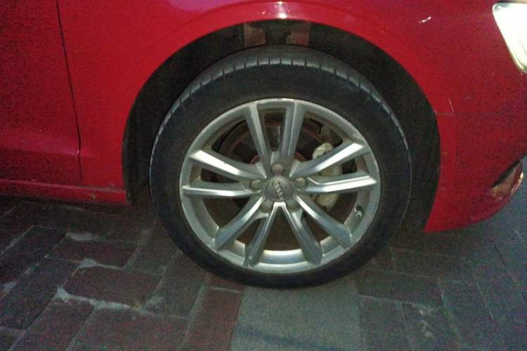 Used Audi A3 2015 Limousine 35 TFSI Millionth Anniversary Comfort Model Right Front Wheel Hub
