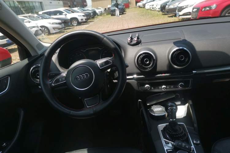 Used Audi A3 2015 Limousine 40 TFSI Automatic Comfort Model Steering Wheel
