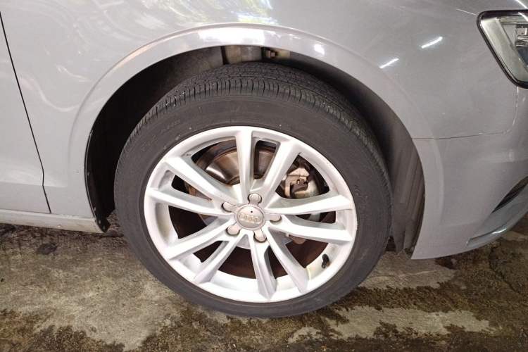 Used Audi A3 2015 Limousine 35 TFSI Millionth Anniversary Intelligent Leading Model Right Front Wheel Hub