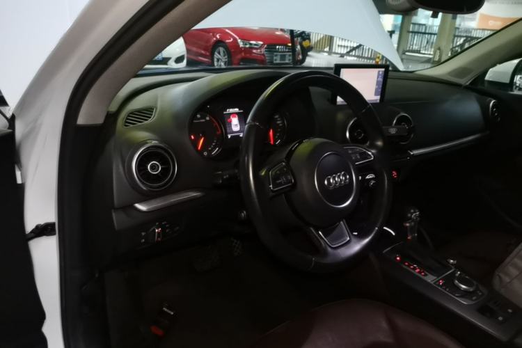 Used Audi A3 2015 Limousine 40 TFSI Automatic Comfort Model Center Console