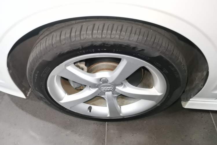 Used Audi A3 2015 Limousine 45 TFSI S line Luxury Model Left Front Wheel Hub