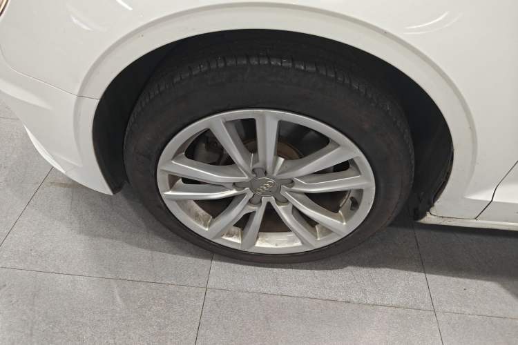 Used Audi A3 2015 Limousine 40 TFSI Automatic Comfort Model Left Front Wheel Hub