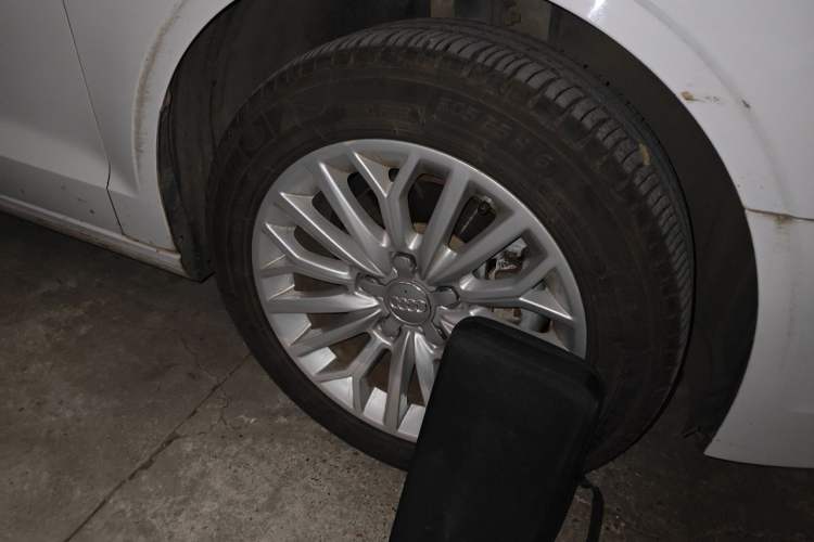 Used Audi A3 2015 Limousine 35 TFSI Millionth Anniversary Intelligent Leading Model Right Front Wheel Hub
