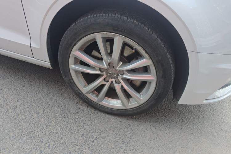 Used Audi A3 2015 Limousine 40 TFSI Automatic Comfort Model Right Front Wheel Hub