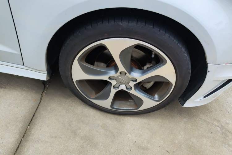 Used Audi A3 2015 Sportback 45 TFSI S line sports model Right Front Wheel Hub