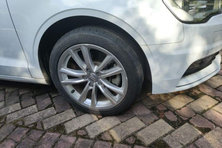 Used Audi A3 2015 Limousine 40 TFSI Automatic Comfort Model Right Front Wheel Hub