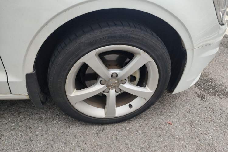 Used Audi A3 2015 Limousine 35 TFSI Millionth Anniversary Comfort Model Right Front Wheel Hub