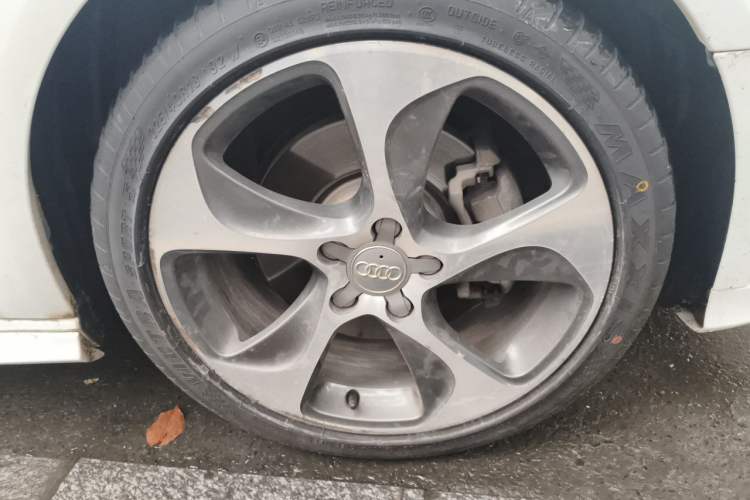 Used Audi A3 2015 Sportback 45 TFSI S line sports model Right Front Wheel Hub