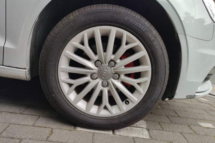 Used Audi A3 2015 Limousine 35 TFSI Millionth Anniversary Intelligent Leading Model Right Front Wheel Hub