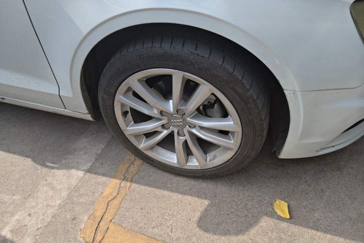 Used Audi A3 2015 Limousine 35 TFSI Millionth Anniversary Comfort Model Right Front Wheel Hub
