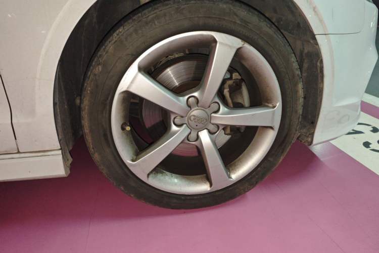 Used Audi A3 2015 Limousine 45 TFSI S line Luxury Model Right Front Wheel Hub