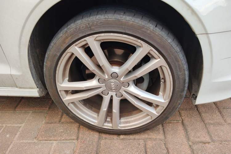 Used Audi A3 2015 Limousine 35 TFSI Millionth Anniversary Comfort Model Right Front Wheel Hub