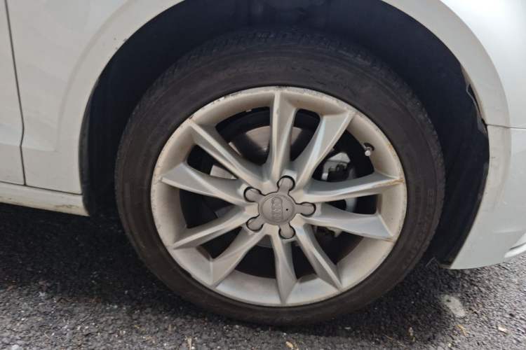 Used Audi A3 2015 Limousine 35 TFSI Millionth Anniversary Comfort Model Right Front Wheel Hub