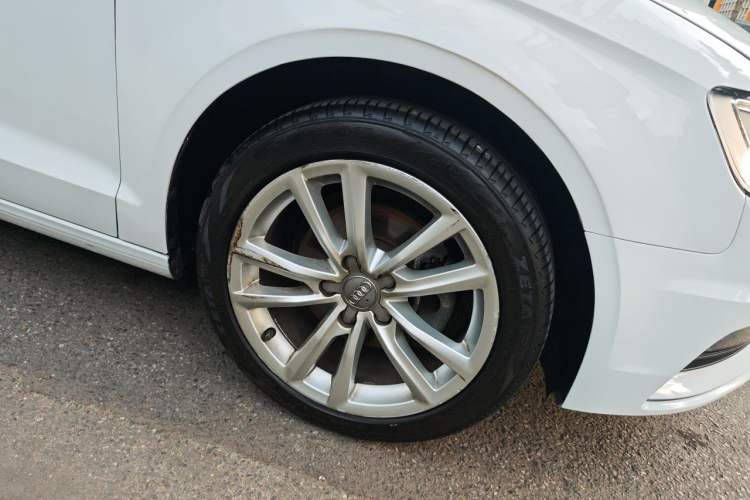 Used Audi A3 2015 Limousine 35 TFSI Millionth Anniversary Comfort Model Right Front Wheel Hub