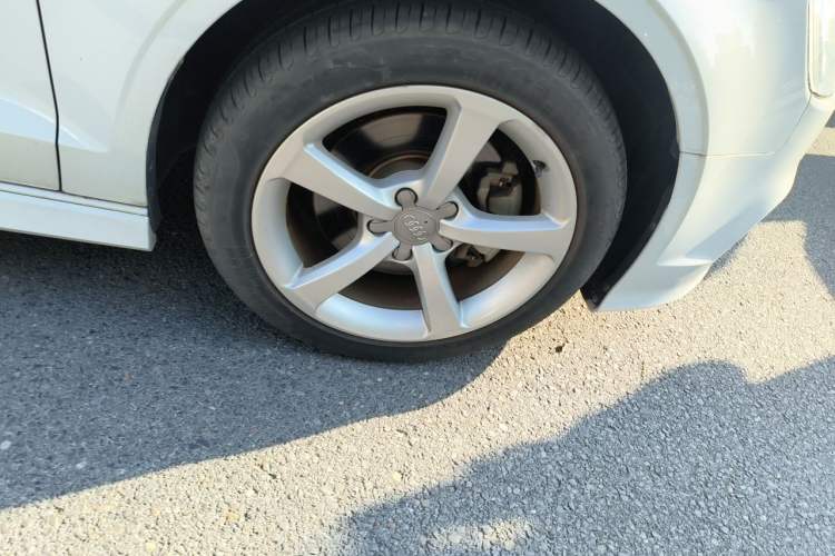 Used Audi A3 2015 Limousine 45 TFSI S line Luxury Model Right Front Wheel Hub