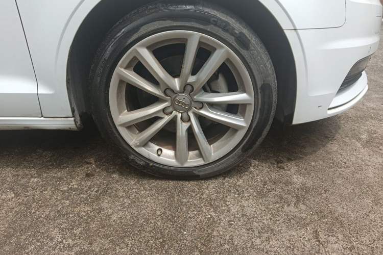 Used Audi A3 2015 Limousine 35 TFSI Millionth Anniversary Comfort Model Right Front Wheel Hub