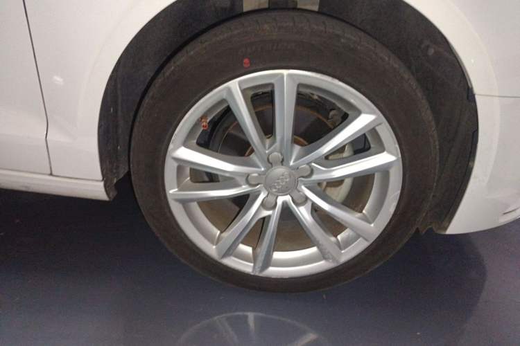 Used Audi A3 2015 Limousine 35 TFSI Millionth Anniversary Comfort Model Right Front Wheel Hub