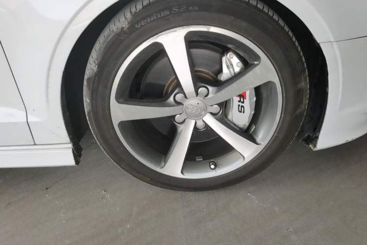 Used Audi A3 2015 Limousine 45 TFSI S line Luxury Model Right Front Wheel Hub