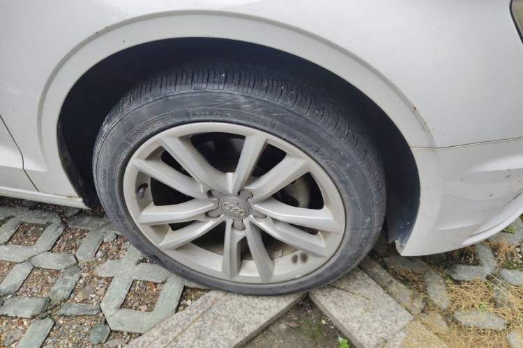Used Audi A3 2015 Limousine 35 TFSI Millionth Anniversary Comfort Model Right Front Wheel Hub