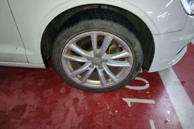 Used Audi A3 2015 Limousine 35 TFSI Millionth Anniversary Comfort Model Right Front Wheel Hub