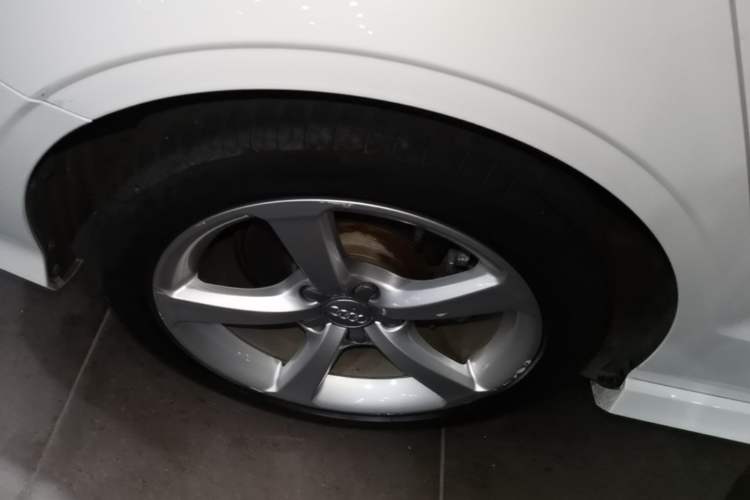 Used Audi A3 2015 Limousine 45 TFSI S line Luxury Model Right Rear Wheel Hub