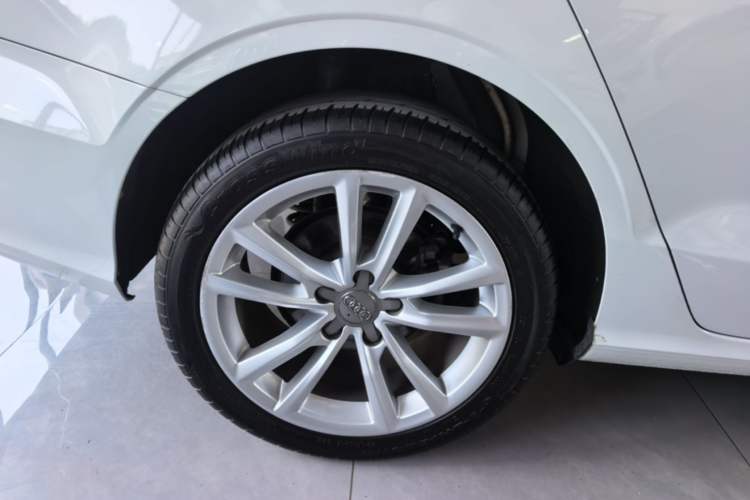 Used Audi A3 2015 Limousine 35 TFSI Millionth Anniversary Comfort Model Right Rear Wheel Hub