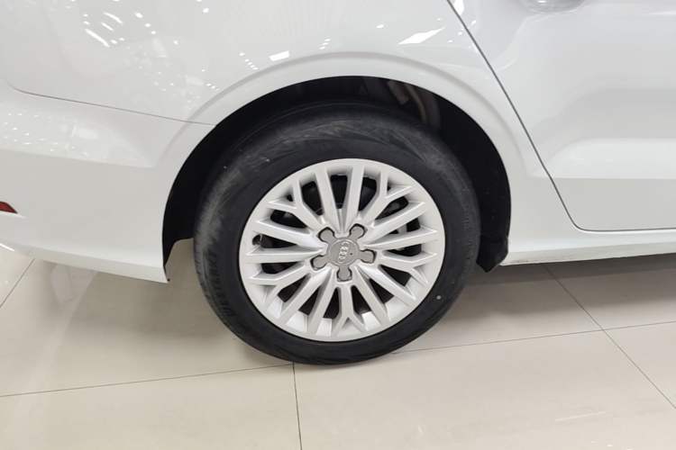 Used Audi A3 2015 Limousine 35 TFSI Millionth Anniversary Intelligent Leading Model Right Rear Wheel Hub