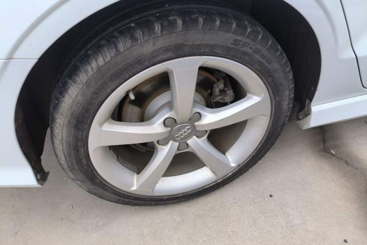 Used Audi A3 2015 Limousine 45 TFSI S line Luxury Model Right Rear Wheel Hub