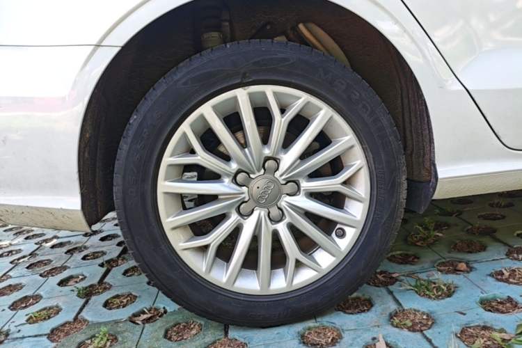 Used Audi A3 2015 Limousine 35 TFSI Millionth Anniversary Intelligent Leading Model Right Rear Wheel Hub