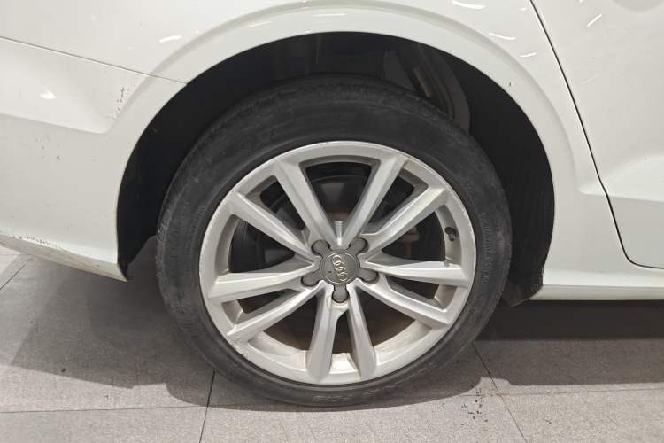 Used Audi A3 2015 Limousine 40 TFSI Automatic Comfort Model Right Rear Wheel Hub