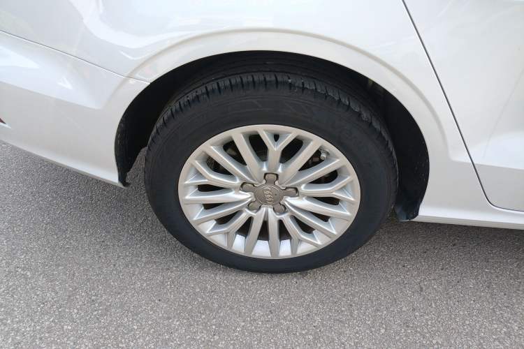 Used Audi A3 2015 Limousine 35 TFSI Millionth Anniversary Intelligent Leading Model Right Rear Wheel Hub