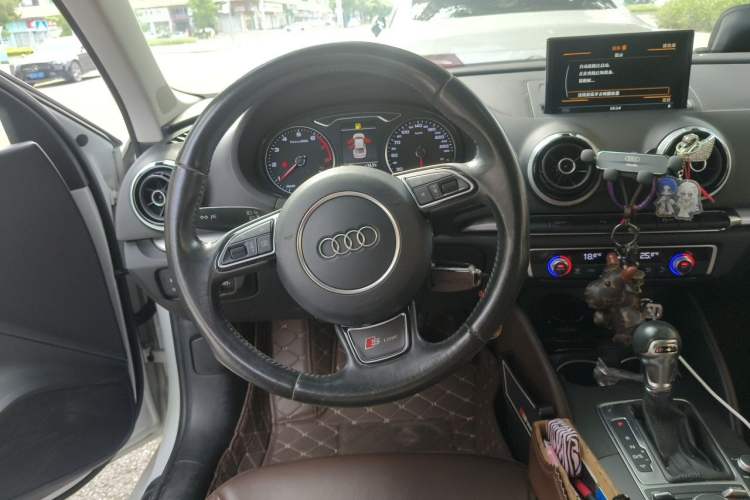 Used Audi A3 2015 Limousine 40 TFSI Automatic Comfort Model Steering Wheel