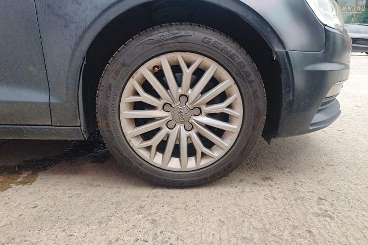 Used Audi A3 2016 Limousine 35 TFSI Ambition Edition Right Front Wheel Hub