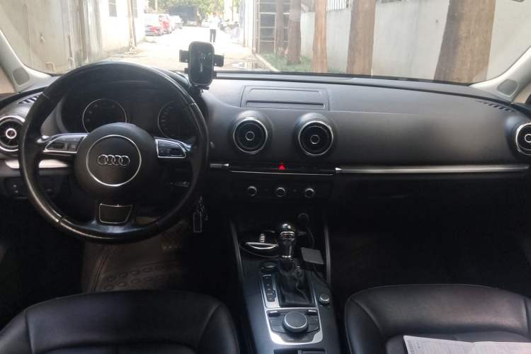 Used Audi A3 2016 Sportback 35 TFSI Ambition Center Console