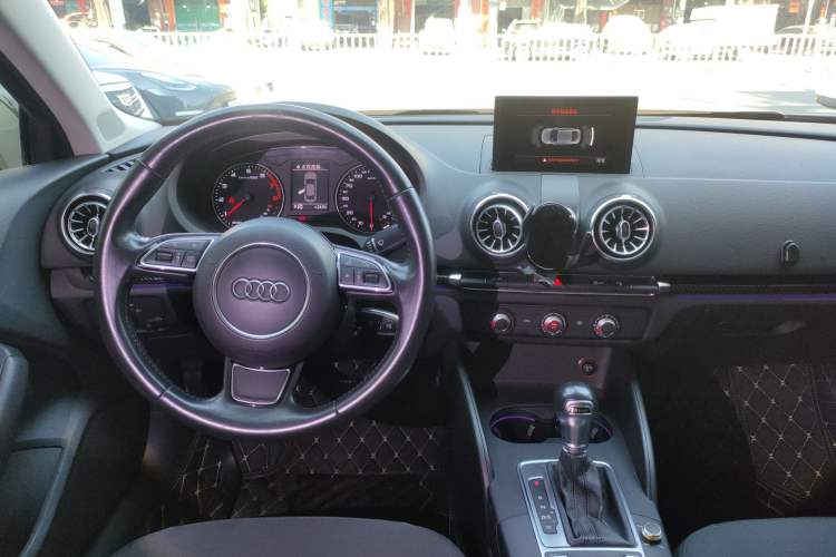 Used Audi A3 2016 Limousine 35 TFSI Prestige Edition Center Console