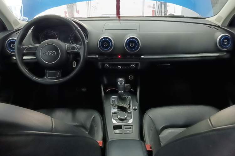 Used Audi A3 2016 Limousine 35 TFSI Style Edition Center Console