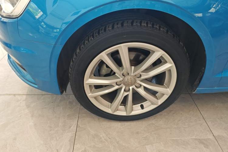 Used Audi A3 2016 Limousine 35 TFSI Style Edition Left Front Wheel Hub