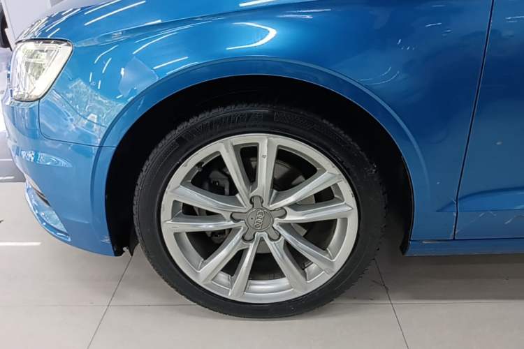 Used Audi A3 2016 Limousine 35 TFSI Style Edition Left Front Wheel Hub