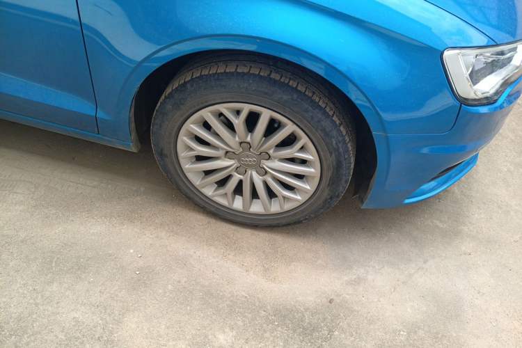 Used Audi A3 2016 Limousine 35 TFSI Prestige Edition Right Front Wheel Hub