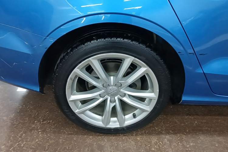 Used Audi A3 2016 Limousine 35 TFSI Style Edition Right Rear Wheel Hub