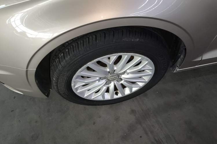 Used Audi A3 2016 Limousine 35 TFSI Prestige Edition Left Front Wheel Hub