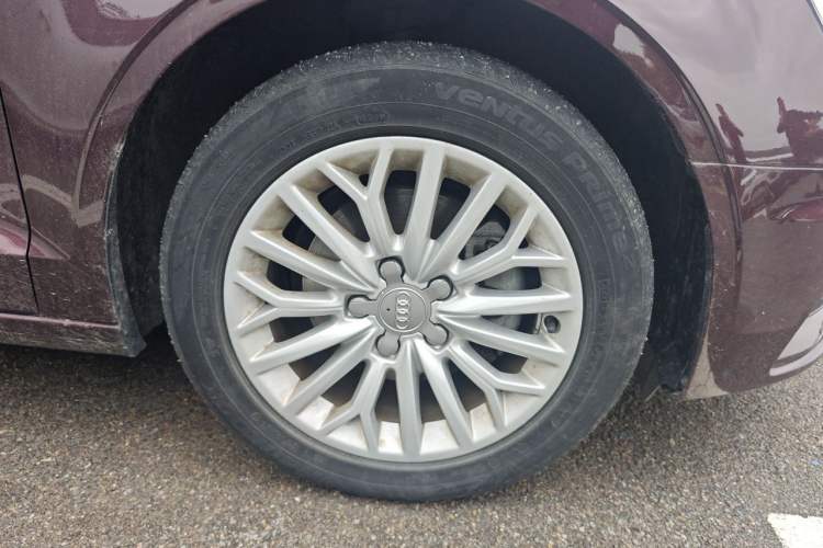 Used Audi A3 2016 Limousine 35 TFSI Prestige Edition Right Front Wheel Hub