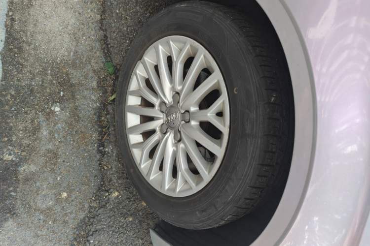 Used Audi A3 2016 Limousine 35 TFSI Ambition Edition Right Front Wheel Hub
